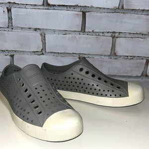 Men’s (7) or women’s (9) Native shoes. Barely worn & great condition!